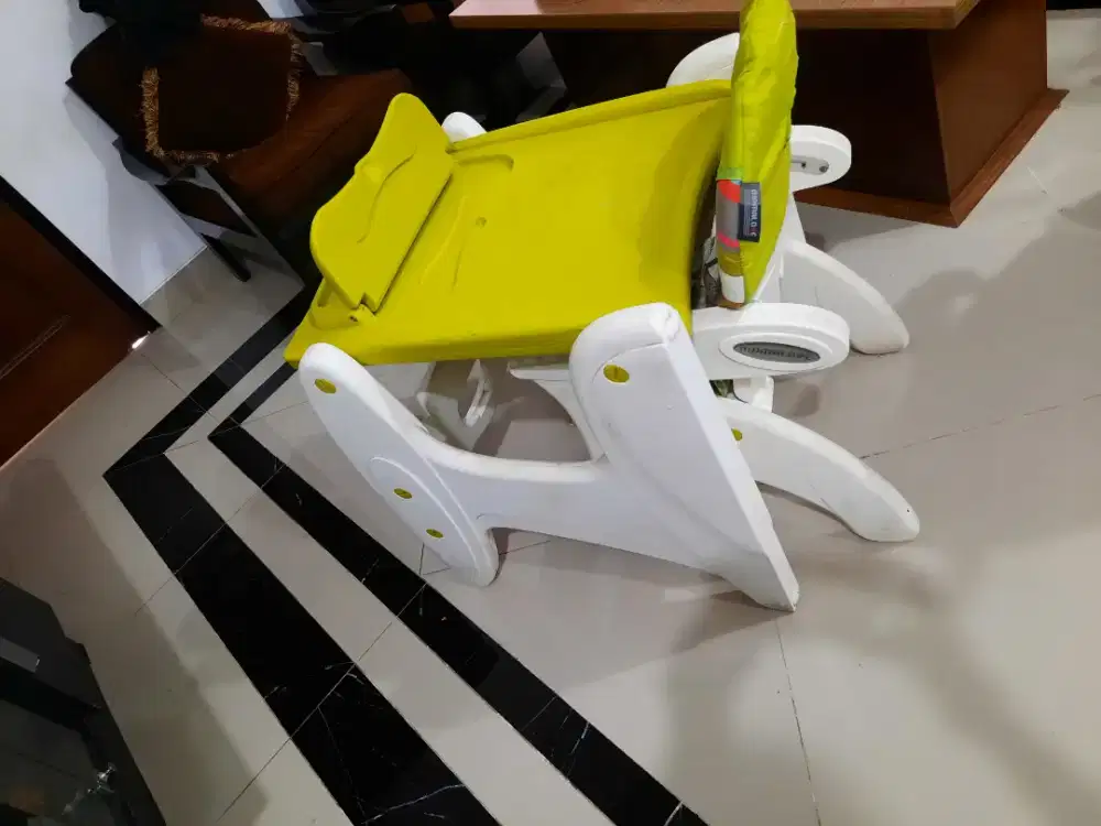 Tempat meja dan kursi mkn bayi .msh bagus .siap pakai