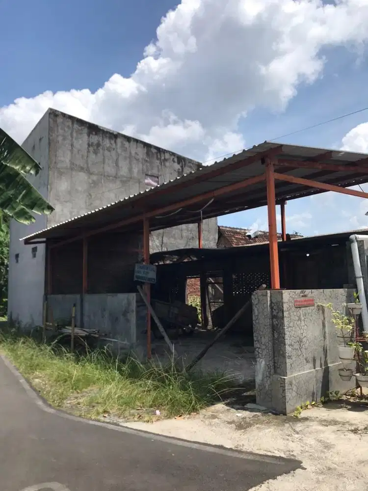 Dijual Tanah murah bonus bangunan samping kuburan tapi padat penduduk