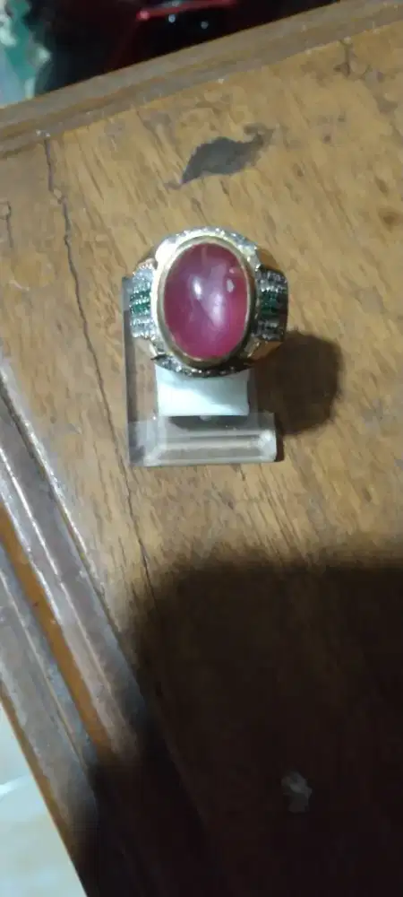 batu mulia /permata ruby.
