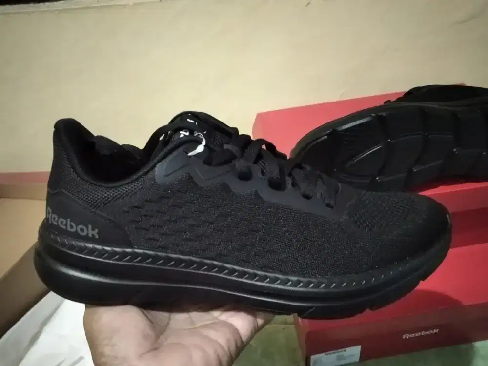 Sepatu hitam Reebok sizs 43 murah