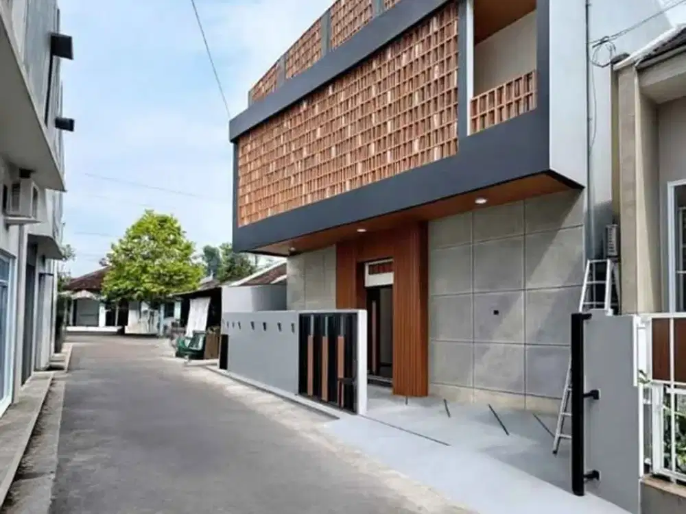 Dijual bangunan kost di jalan Kaliurang km 13,5 (ring 1 kampus pusat UII Yogya)  semua jendela menghadap keluar sirkulasi udara jadi sehat