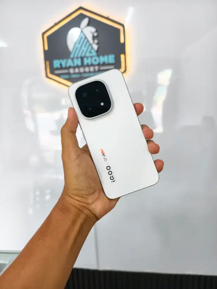 Iqoo 15 12GB / 256GB 2 Minggu Pakai