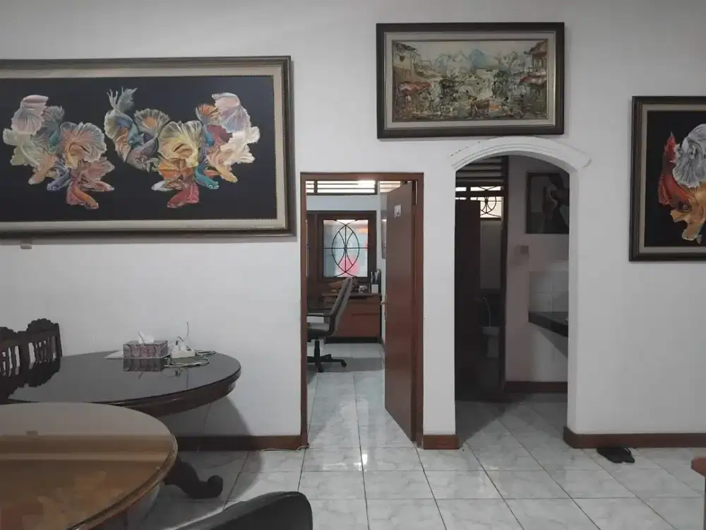 Rumah Lama Halaman Luas Sangat Strategi Dipinggir Jalan Raya Tebet, Jakarta Selatan