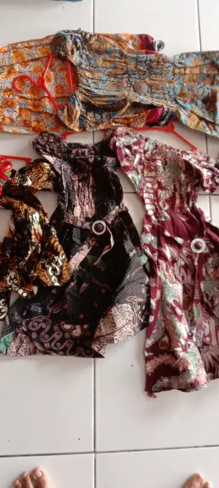 Baju batik anak anak perempuan ada berbagai macem size S,M,L,XL,XLL
