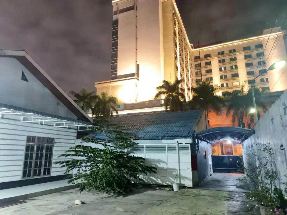 DISEWAKAN TANAH DAN BANGUNAN SANGAT STRATEGIS luas 1.500 M