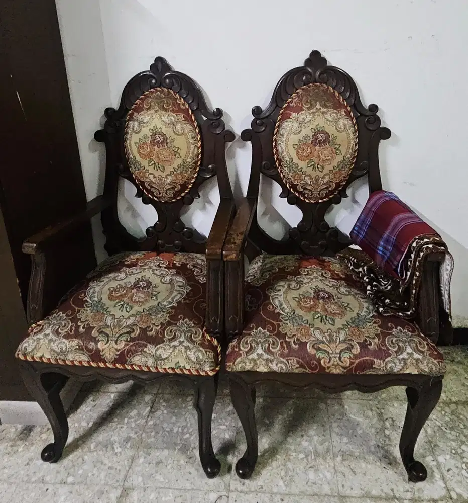 Sepasang Kursi Kayu Ukir Klasik – Elegan & Kokoh