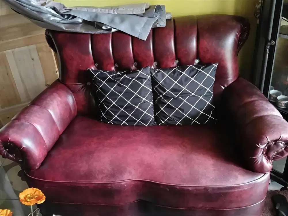 Sofa Merah Maroon