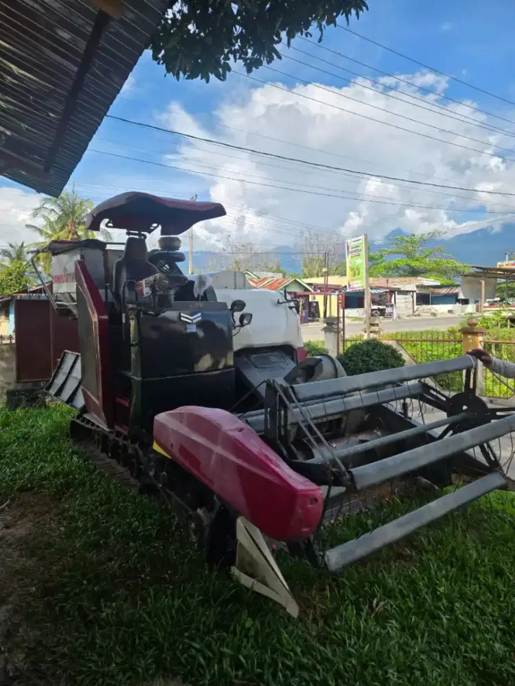 Dijual Trado Colt Diesel + combine pemotong padi Yanmar YH 850