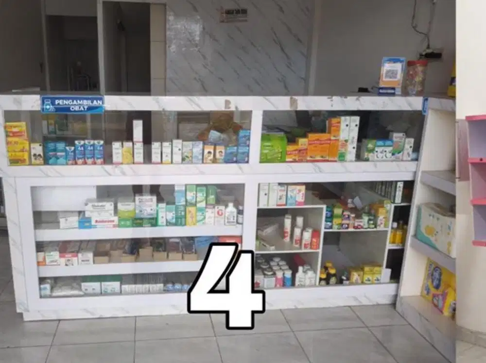 Lemari etalase atau lemari pajangan