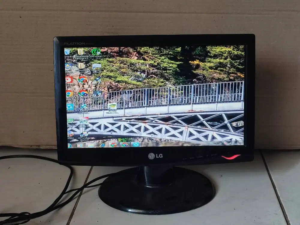 monitor 16 inc merk LG gambar bagus