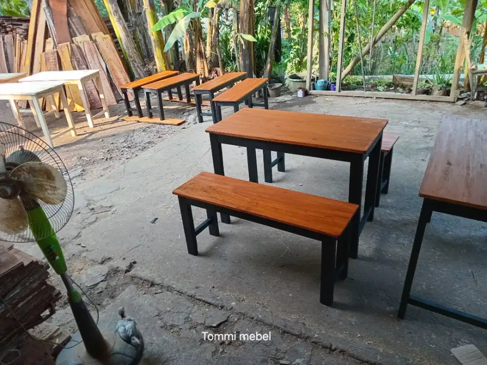 Meja dan kursi anak kost