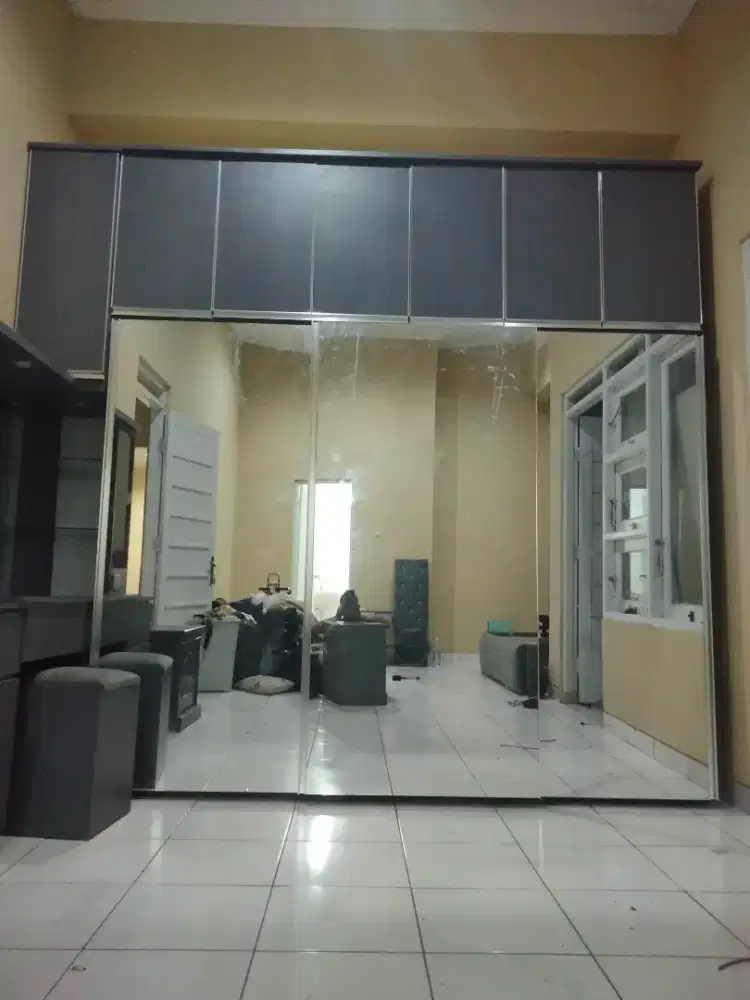 Lemari pakaian paduan lemari tas minimalis