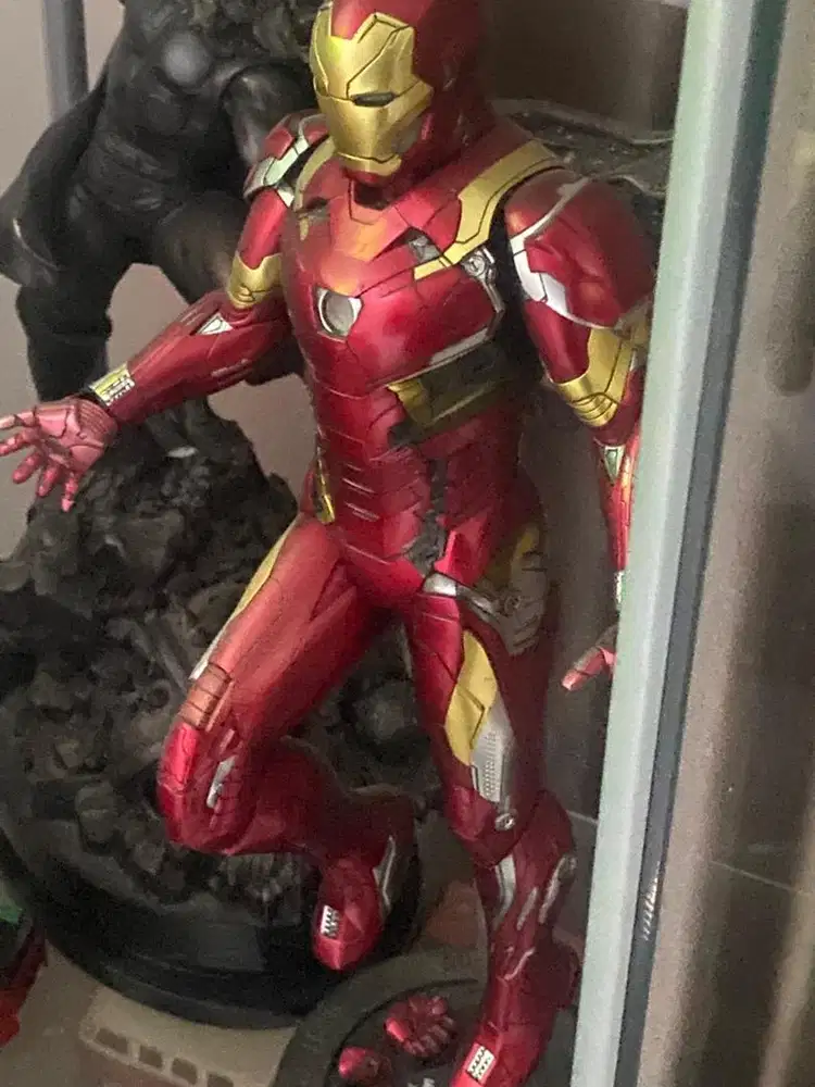 Action figure iron man