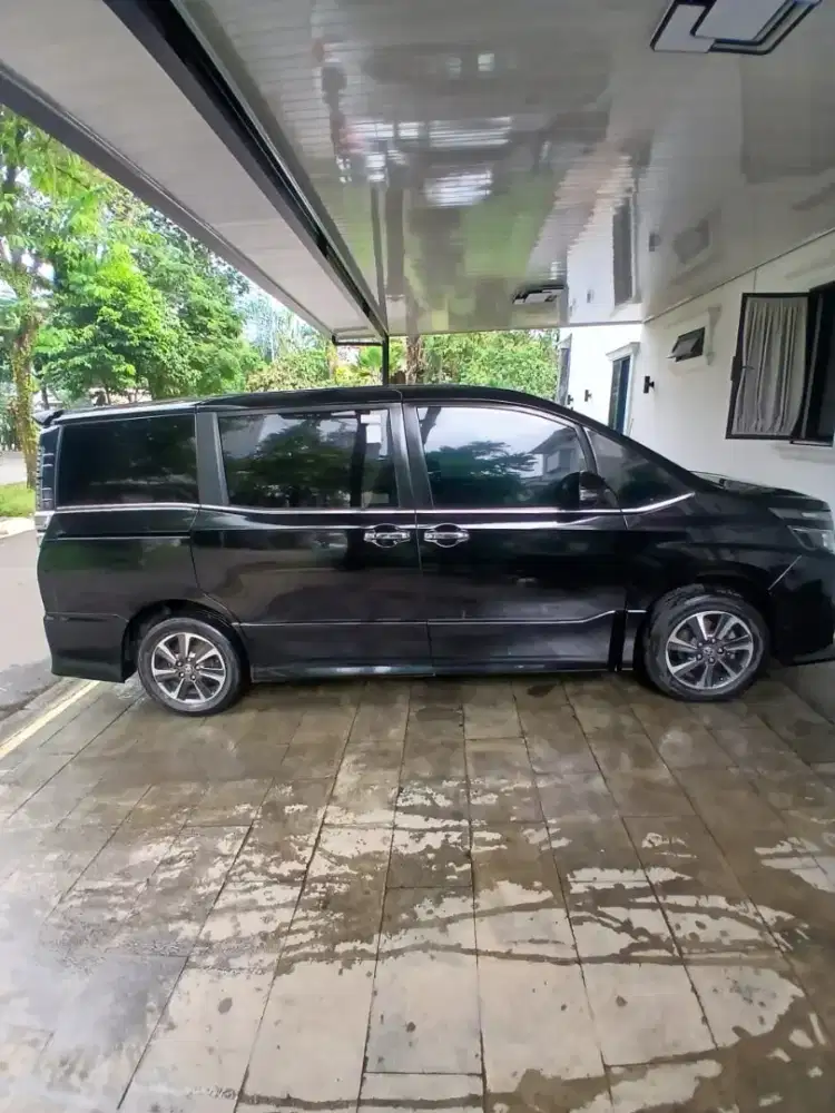 JUAL TOYOTA VOXY 2019 warna Hitam SIAP PAKAI...