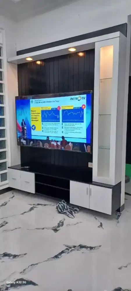 Backdrop TV/ sekat ruangan