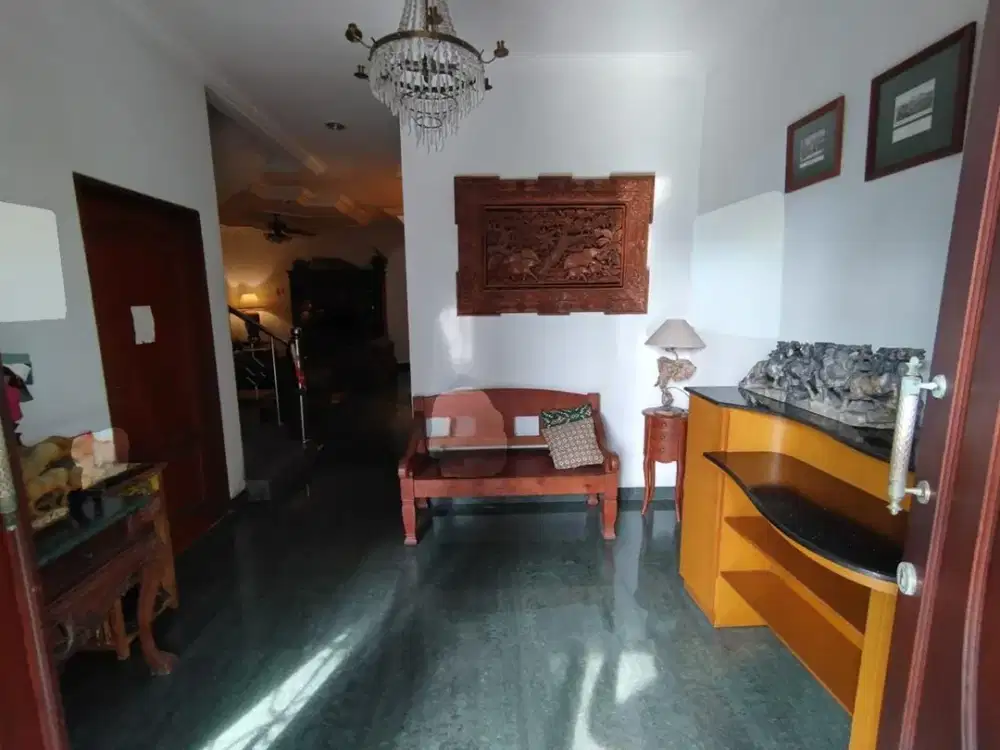 Rumah Citraland Surabaya Barat Deket Gwalk Semi Furnished