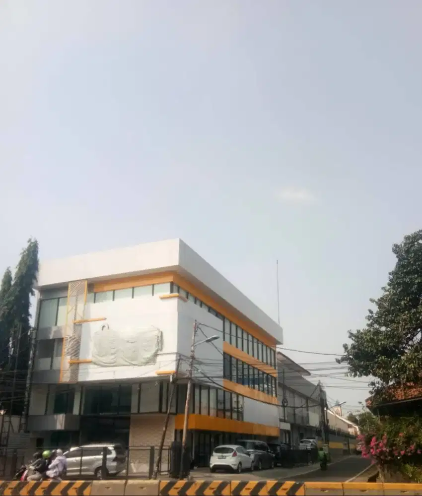 Gedung Komersial Hoek di Lokasi Strategis, Akses Tol & Transportasi