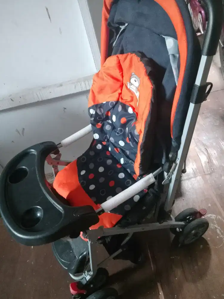 Stroller warna orange sama hitam