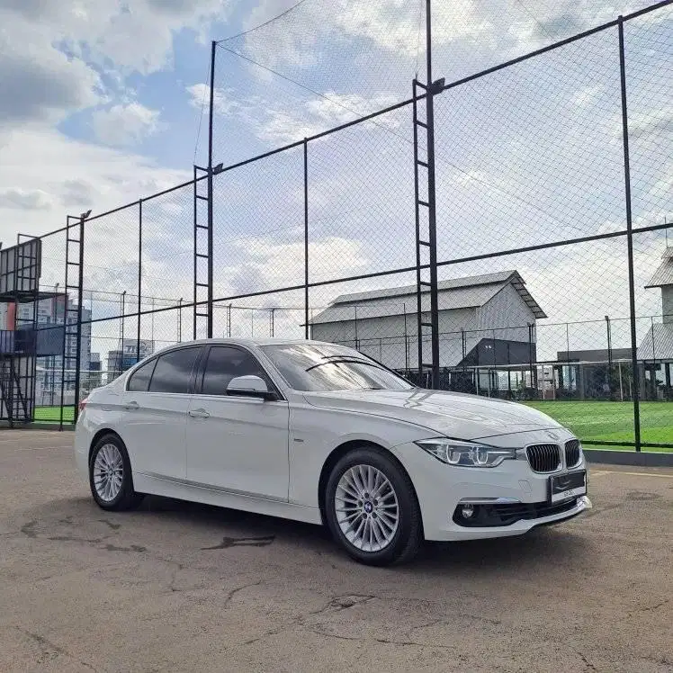 [ Nik 18 ] BMW 320i / 320 F30 Luxury 2018 Putih