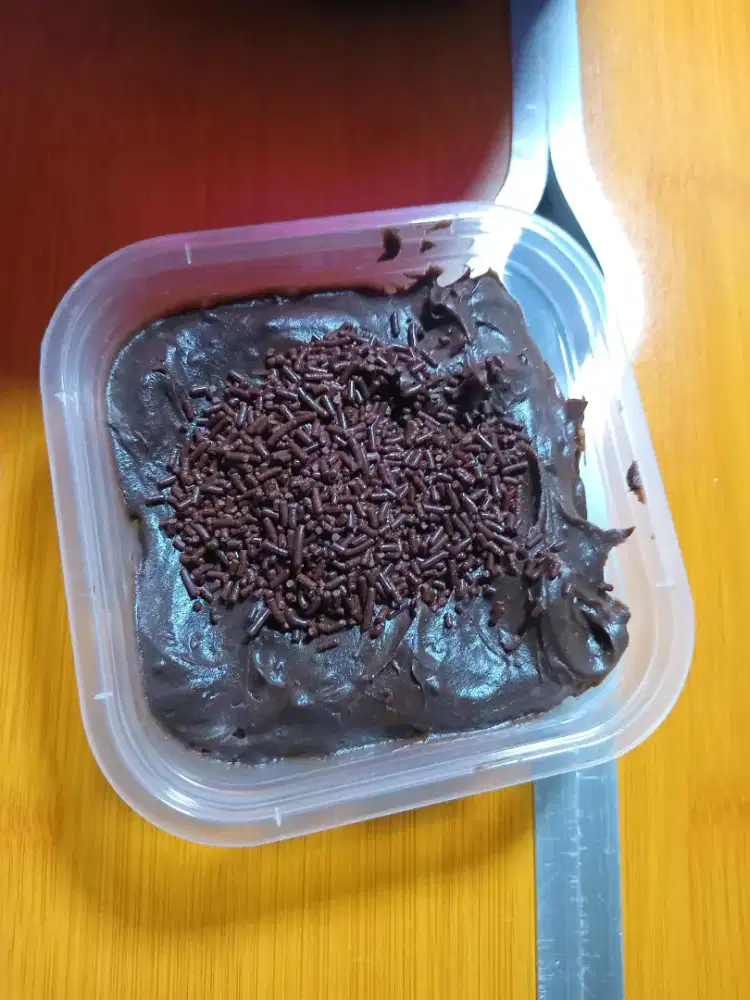 Penjaga Lapak Kue Coklat