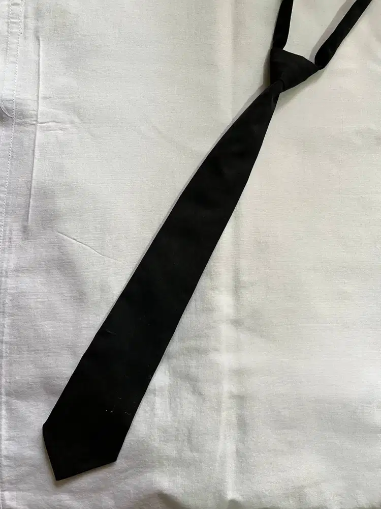 Dasi Instan Pria Hitam – Perekat Velcro (Simple & Praktis)