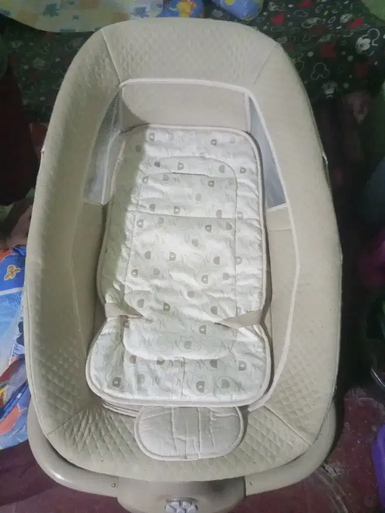 Bouncer otomatis Baby Snuggli