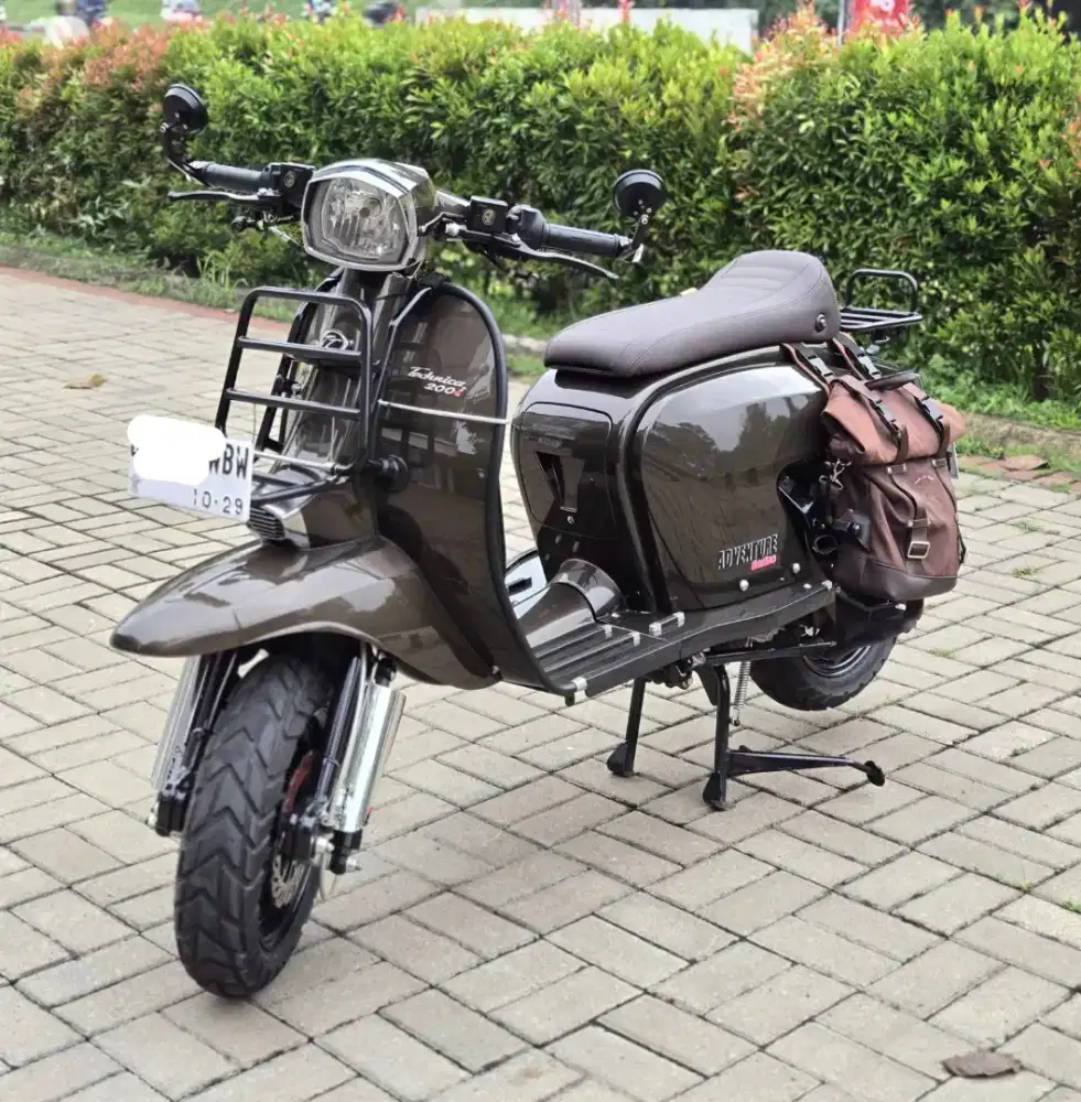 Bisa TT Scomadi 200 Adventure Techinica Vespa GTS 150 Royal Alloy