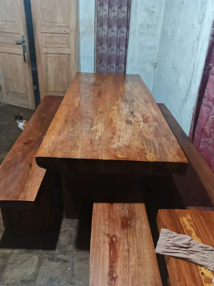 Meja makan antik teras