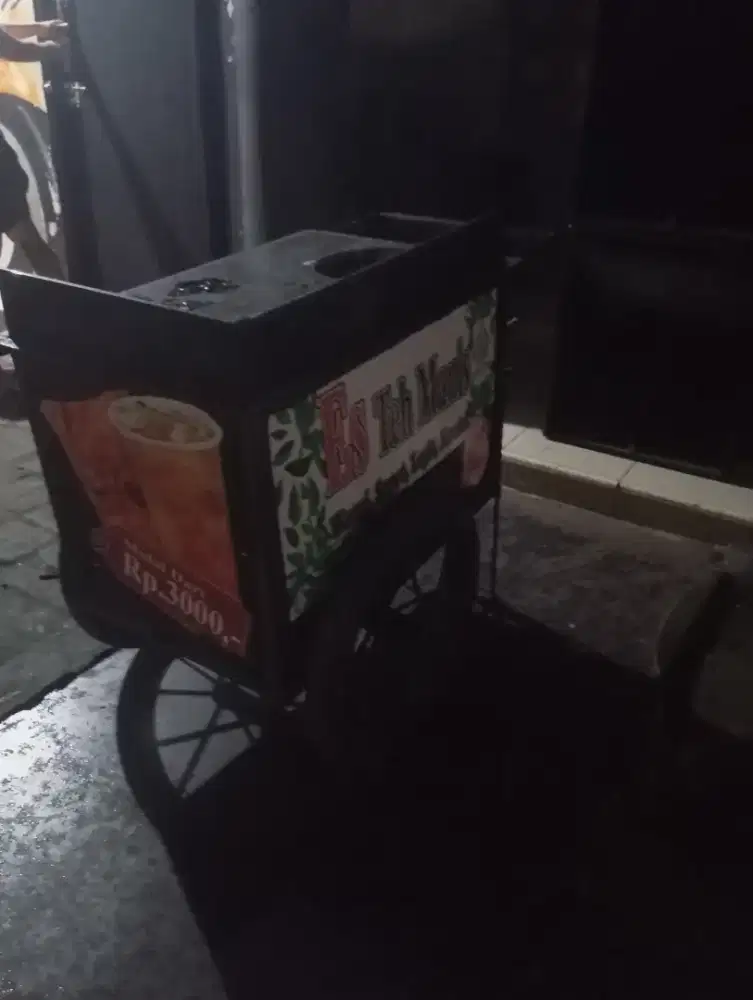 Gerobak jualan indomie dan es teh