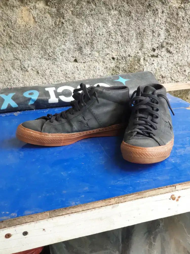 Converse leather mid