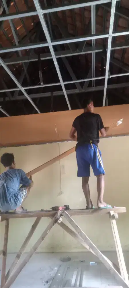 Tukang harian dn borongan.