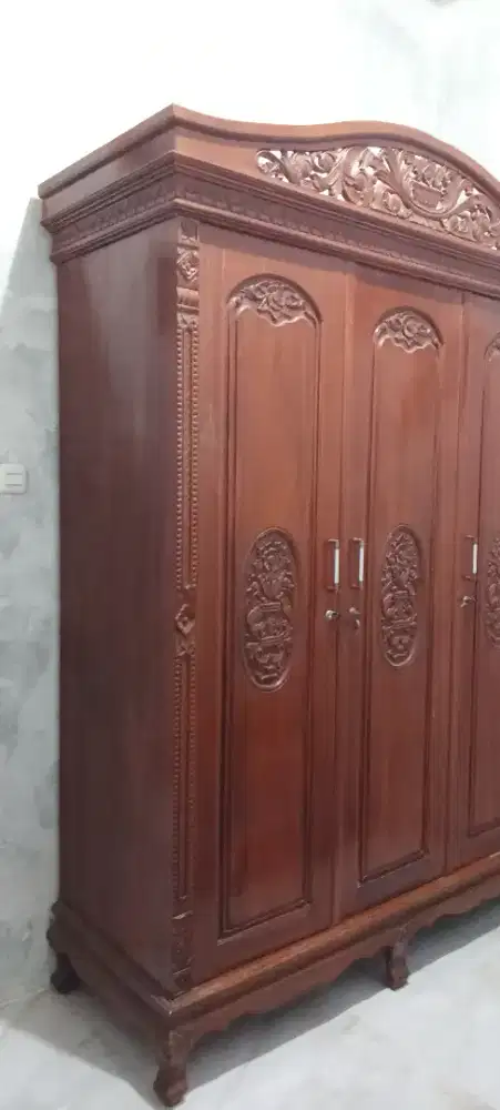Lemari kayu jati kokoh