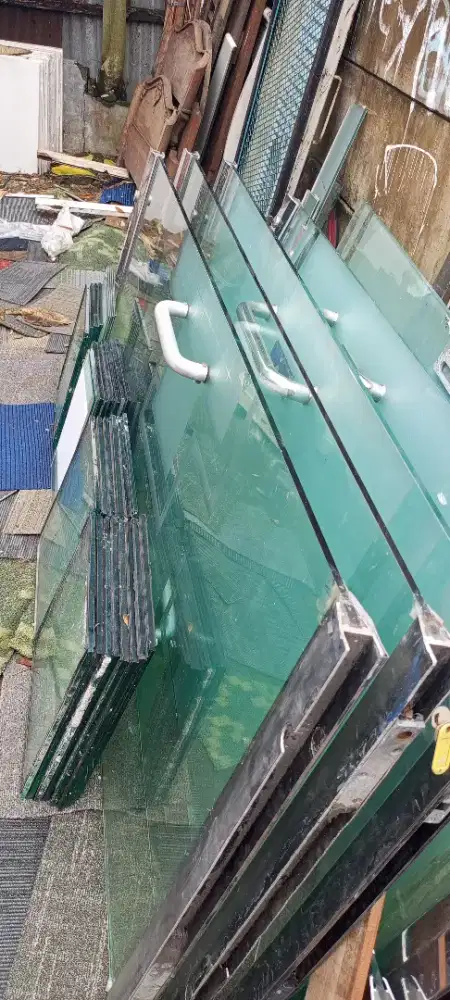 Pintu kaca  frameles 8 unit tebal 10 Mili