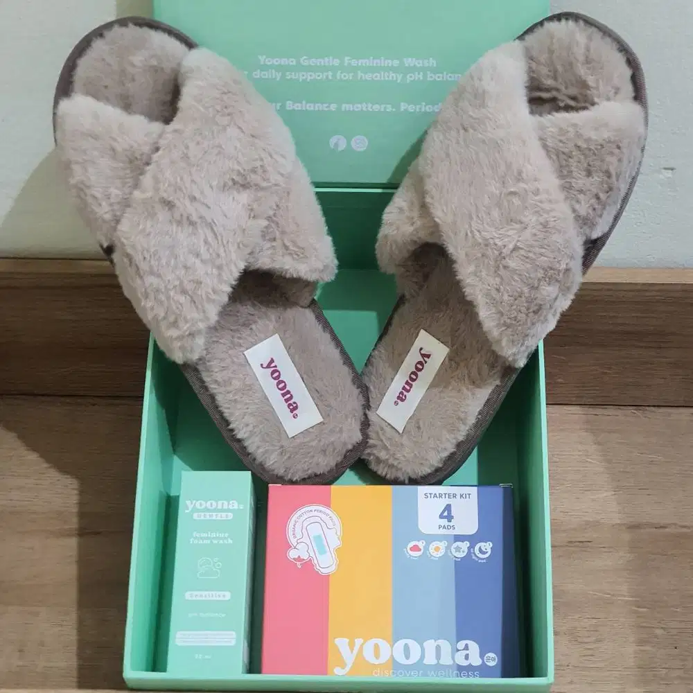 (BNIB) Set Yoona Sendal Bludru 40-41 Pembalut Organik Sabun Pembersih