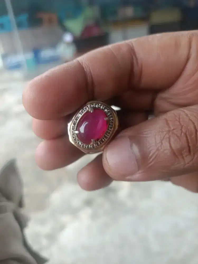 Cincin merah ruby
