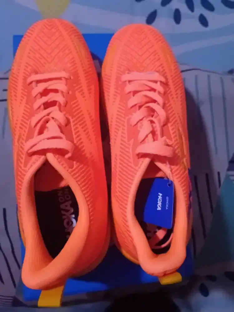 Di jual sepatu Hoka baru size 39
