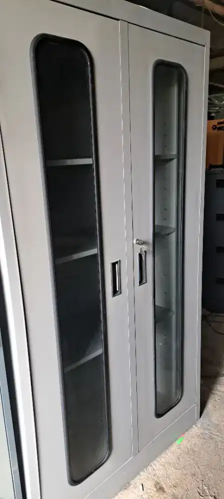 Lemari arsip kaca data scrip