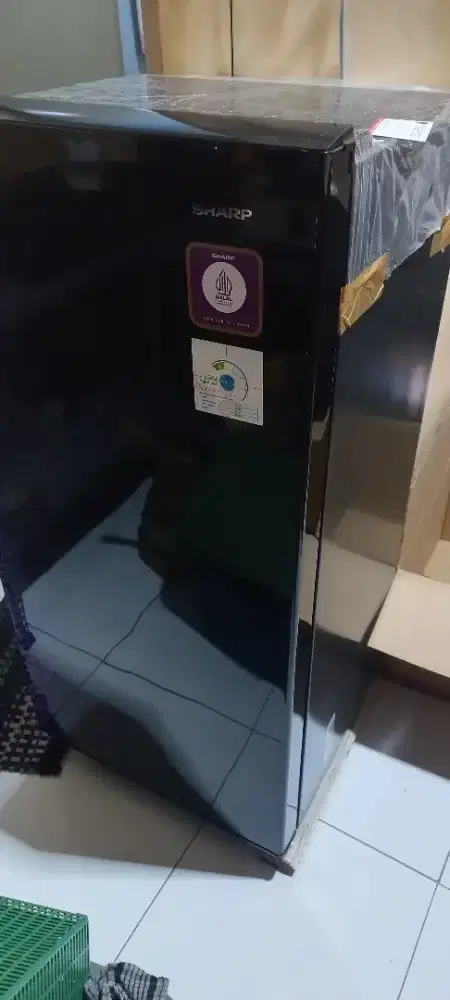 Di jual kulkas sharp 1 pintu. Pemakaian baru 4 bulan