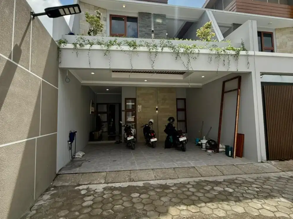 RUMAH FULL FURNISH DI CLUSTER EKSKLUSIF DALAM RINGROAD DEKAT JALAN RAYA GEDONG KUNING.