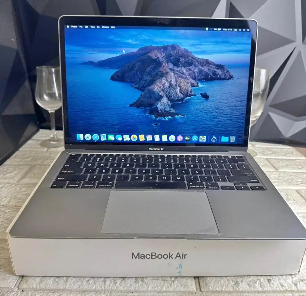 Macbook air retina 2020 i3 8/256GB