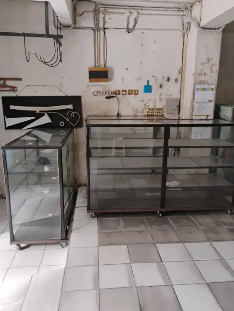 DIJUAL ETALASE KACA (UNTUK USAHA)