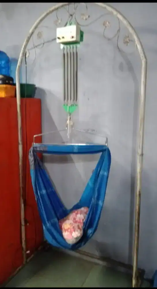 Ayunan listrik dan tiang.