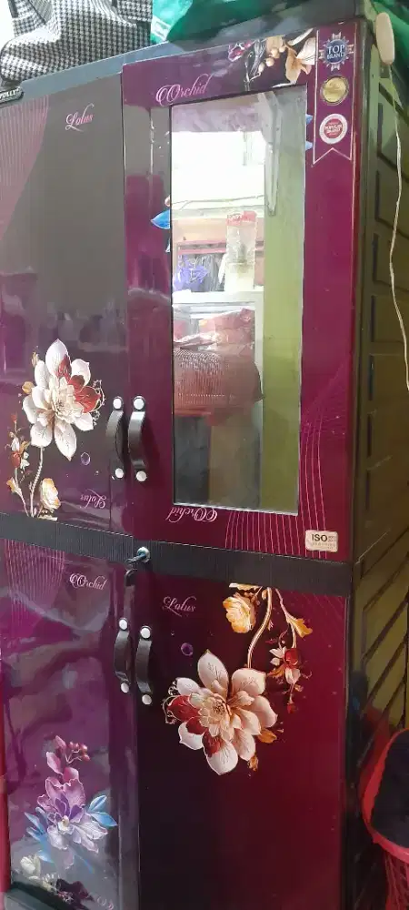 Lemari plastik warna merah maroon