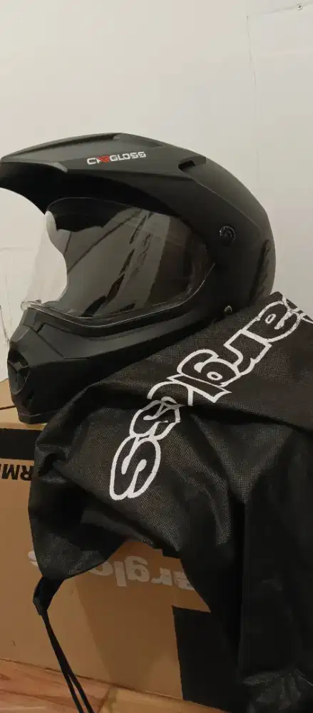 Jual saja helm ,,edisi ukuran kegedean baru pake 2 kali