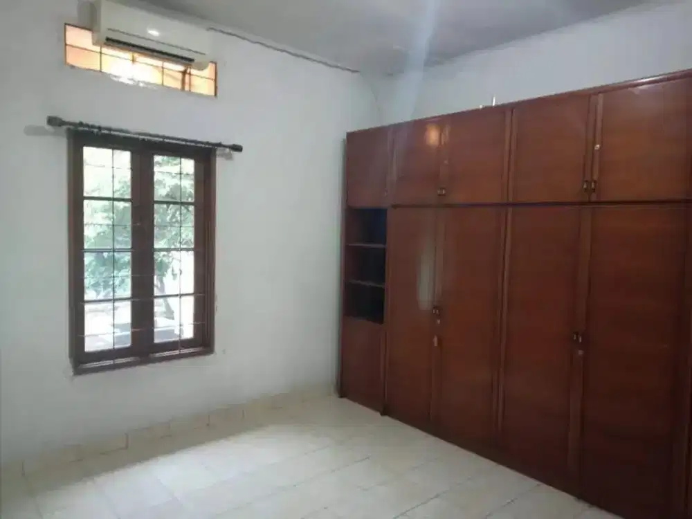 DISEWAKAN RUMAH TERAWAT FULL FURNISH DI KOMPLEK FAVORITE ANTAPANI