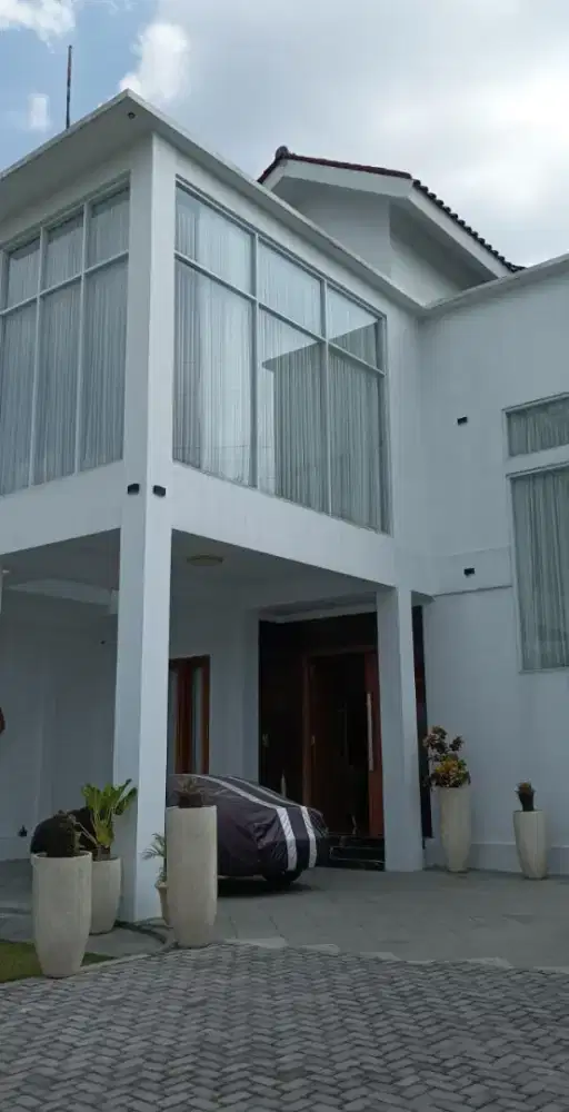 Rumah .mewah baru kolam renang Banyuanyar Solo