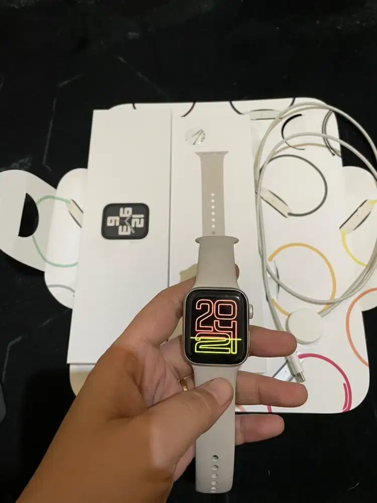 Apple watch SE Gen 2 40mm starlight