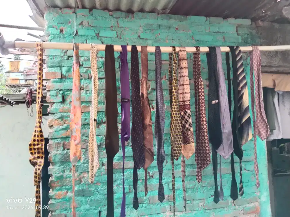 Di jual dasi kerja berbagai motif dan warna kondisi masih bagus