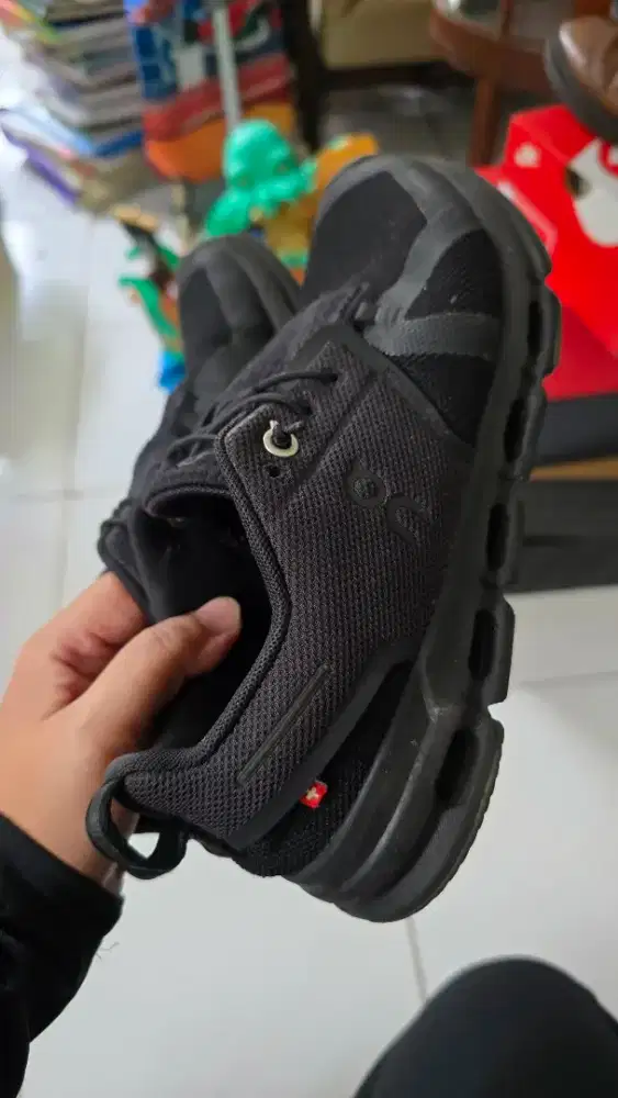 Sepatu anak oncloud hitam ukuran 36.5 original