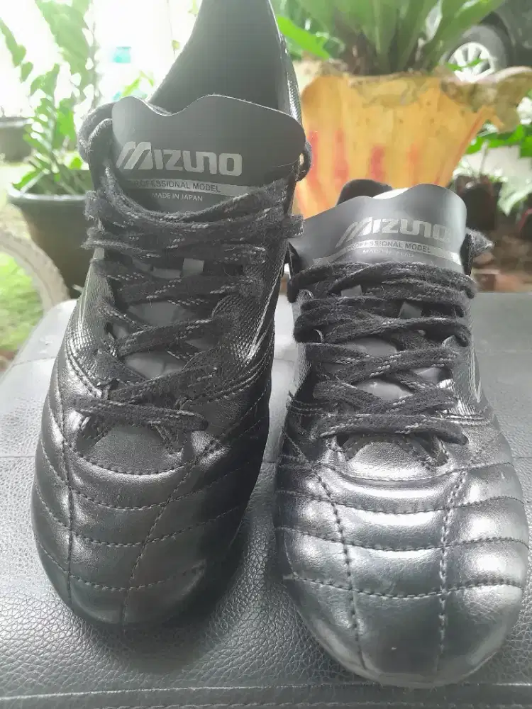 Sepatu bola merk Mizuno uk 40 warna Hitam